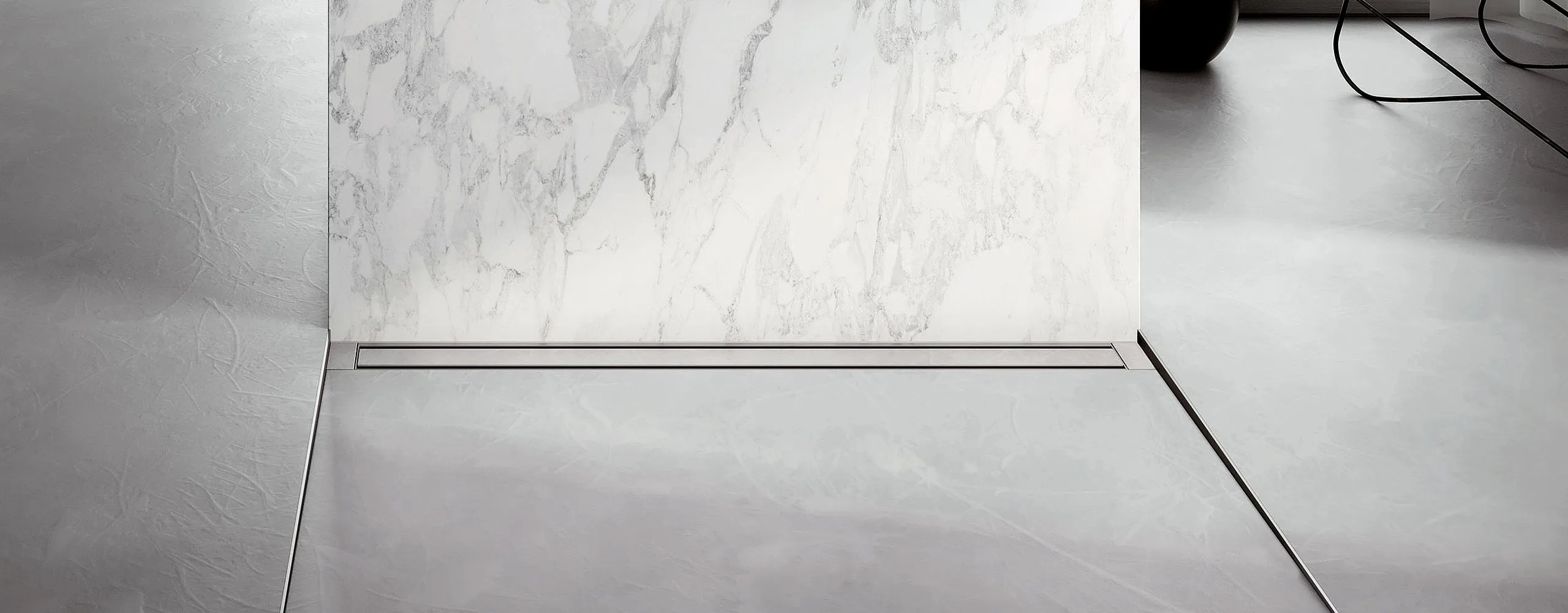 Bodengleiche Dusche mit Ablaufrinne von Tece.