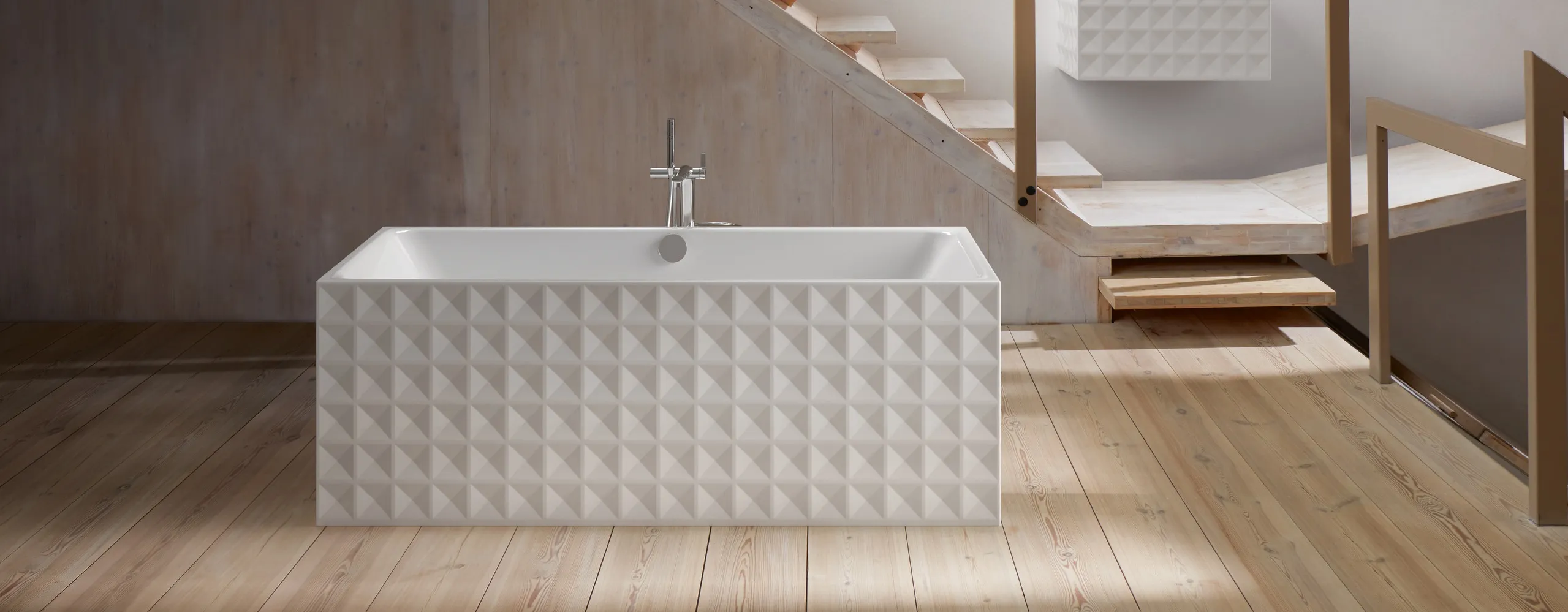 Badewanne BetteLoft freistehend auf naturbelassenen Holzfußboden