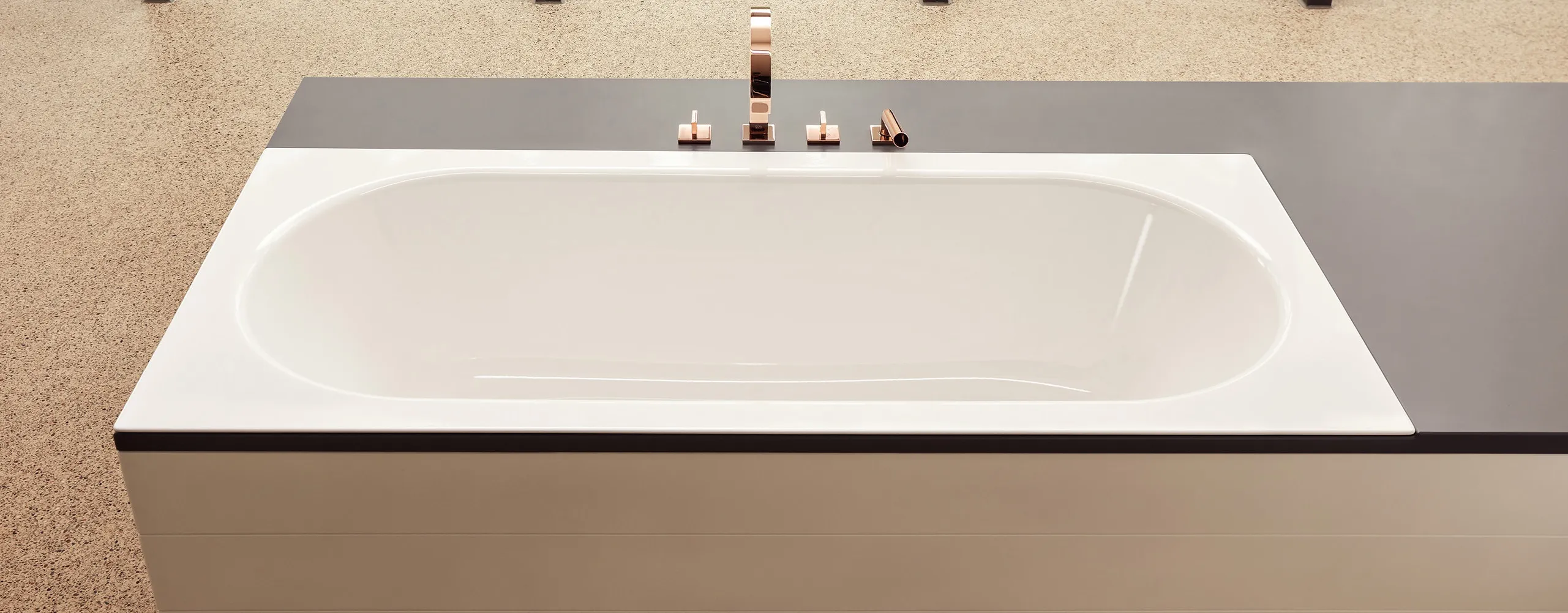 Badewanne BetteStarlet Spirit vor Glasfront mit Blick in den Garten