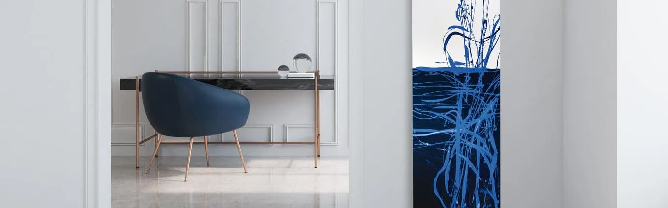 Ein modernes, elegantes Büro mit einem schwarzen Schreibtisch und einem dunkelblauen Stuhl mit goldenen Beinen.