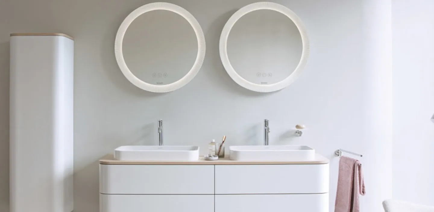 Duravit doppel Waschbecken mit zwei runden Spiegeln in einem hellen Badezimmer.