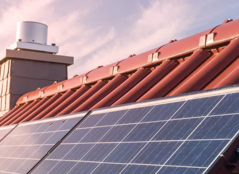 Solarmodule auf einem roten Ziegeldach.