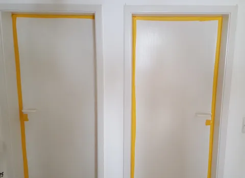 Mit Staubschutzfolien abgeklebte Türen.
