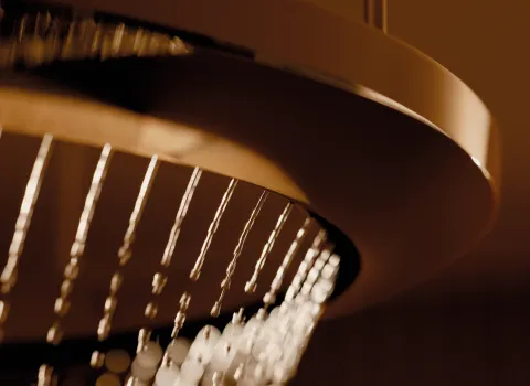 Nahaufnahme der Aquahalo-Erlebnisdusche von Dornbracht.