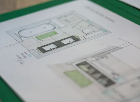 Detailaufnahme eines Bad-Entwurfsplans mit Skizze von Badewanne, Waschbecken und Einrichtung.