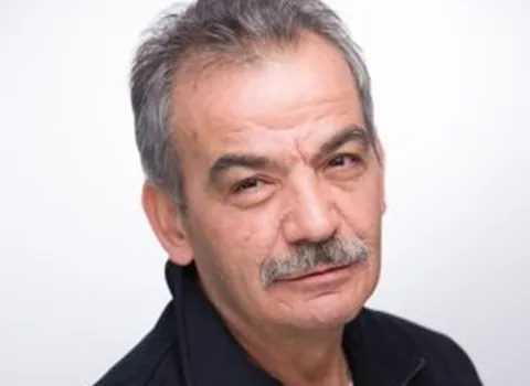 Portrait eines Mannes mit grauen Haaren und Bart