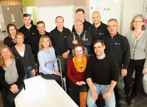 Eine Gruppe von Mitarbeitern in einem Bad Ausstellungsraum