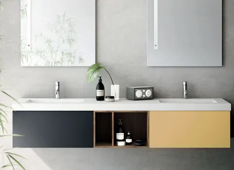 Stilvolles Badezimmer von Stocco mit Doppelwaschtisch, offenen Holzfächern und farblich abgesetzten Fronten.