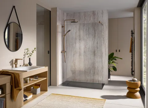 Walk-in-Dusche des Herstellers HSK mit goldener Duscharmatur.