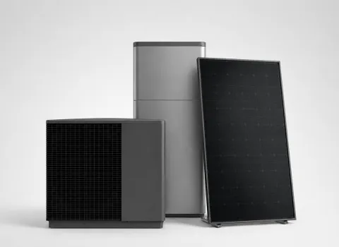 Wärmepumpe, Speichersystem und Photovoltaikmodul vor neutralen Hintergund.
