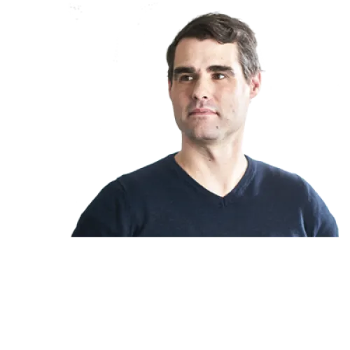 Geschäftsführer Robin Steffen von der Firma bad-heizung-Maier vor neutralen Hintergrund.