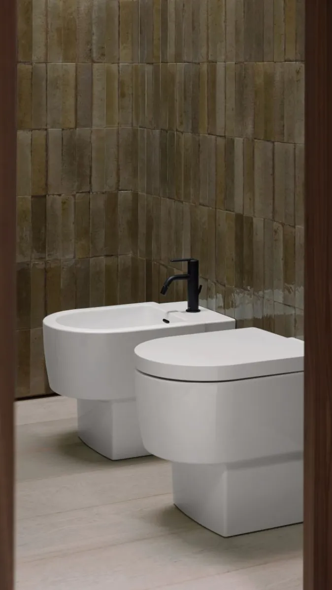 Bidet und WC der Serie Duravit von Balcoon in einer Nische.