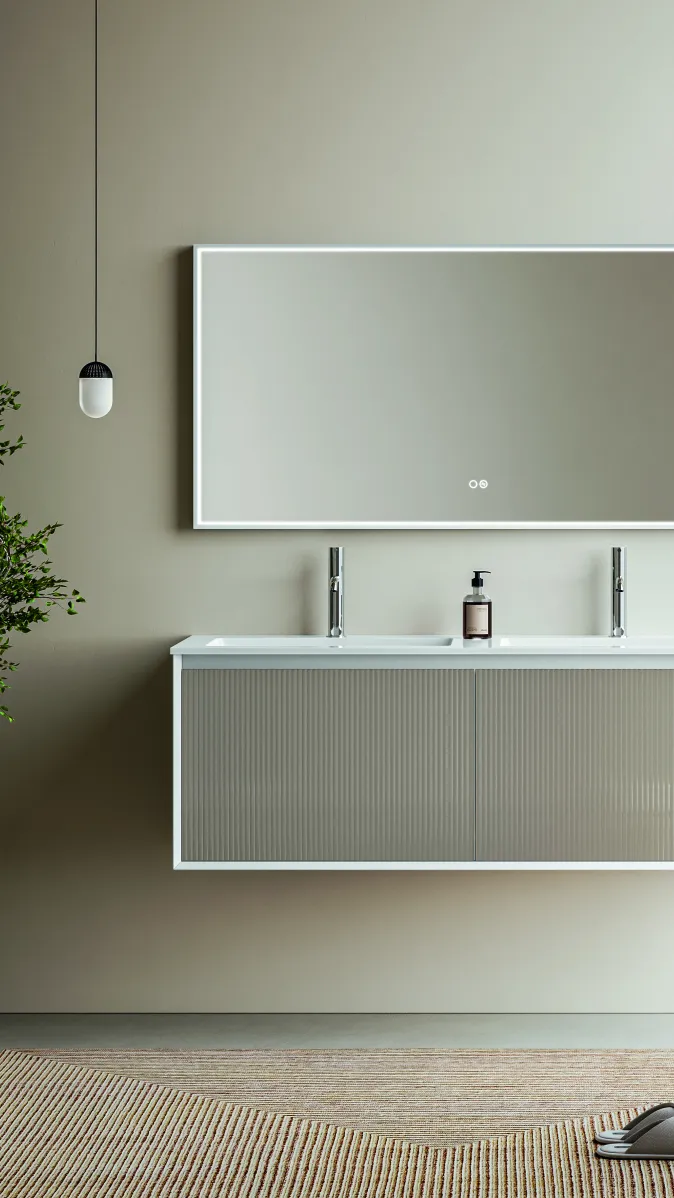 Stocco-Waschtisch Iks Up mit Glasfront und weißem Rahmen unter großem Spiegel.