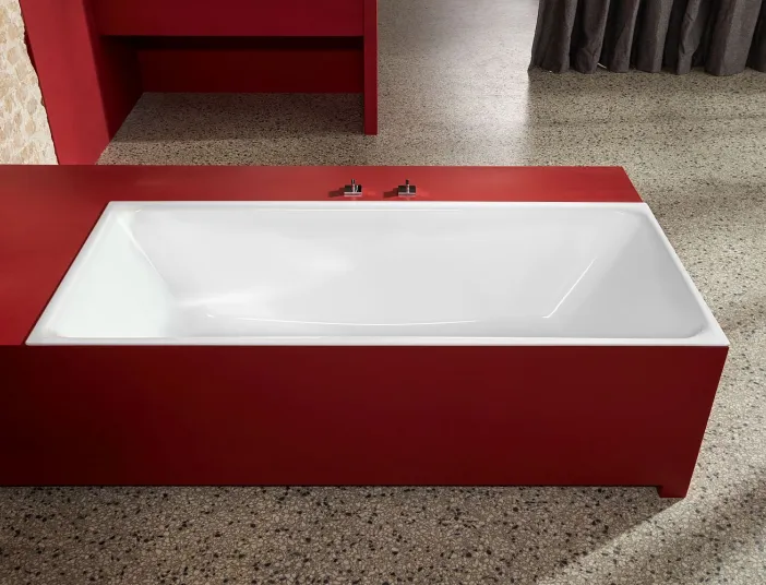 Badewanne BetteLoft weiß in roter Einfassung 