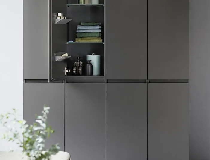 Schwarz-matter Hochschrank mit geöffneter Tür und viel Stauraum. Kollektion Lin20 von burgbad
