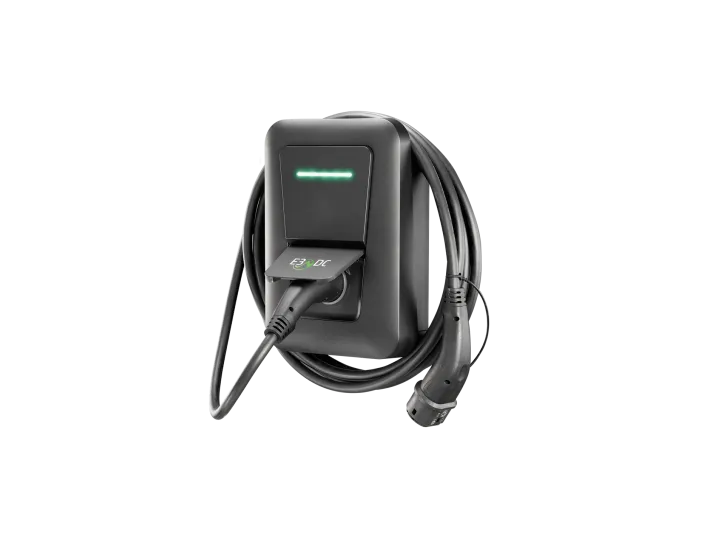 Eine schwarze Wallbox Efy von E3DC mit angeschlossenen Ladekabel vor neutralen Hintergrund.