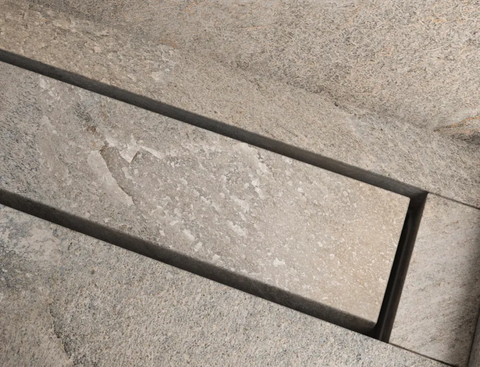 Die Ablaufrinne TECEdrainline evo in einer bodenebenen Dusche.