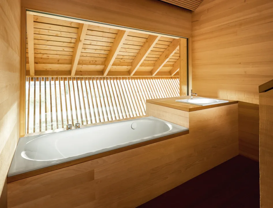 Badewanne BetteComodo mit Waschitisch in Holz verkleidet