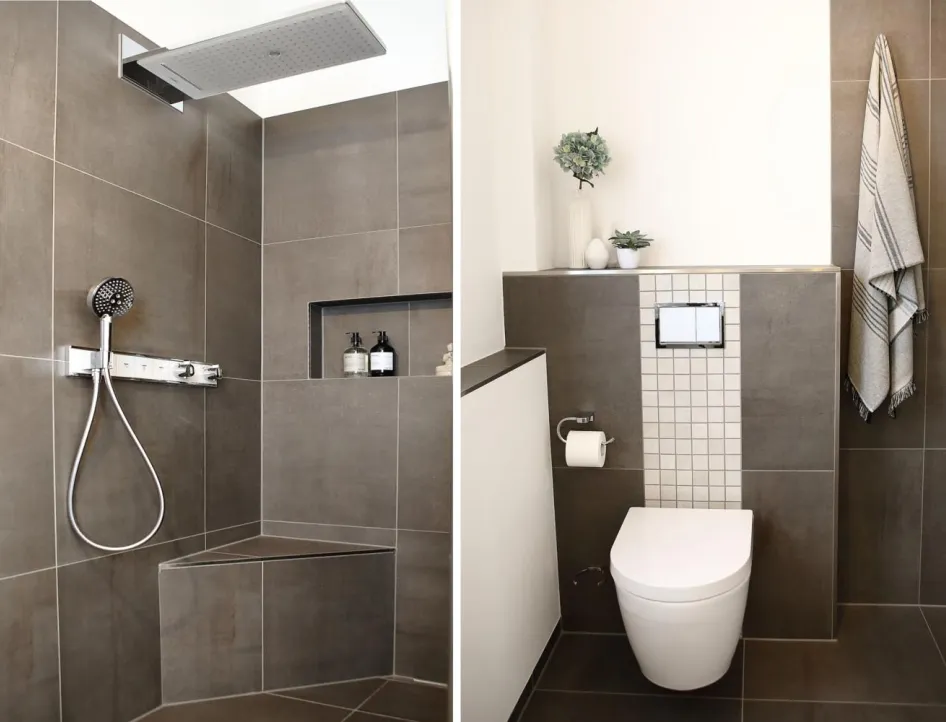 Modernes Bad mit bodengleicher Dusche, großer Regendusche, Sitzbank und Nische sowie separatem WC-Bereich mit grauen Fliesen und weißen Akzenten.